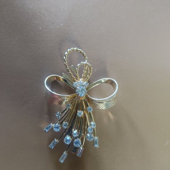 Vintage Sarah Coventry Gold Tone Bow Pin Brooch Clear Rhinestones Stamped - Picture 8 of 8
